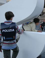 Bambini giocano in piazza del Popolo per il 157Â° anniversario della Polizia