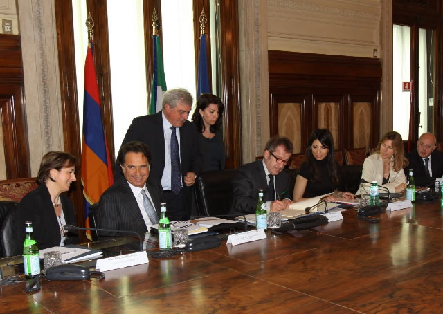 Il ministro dell'interno Roberto Maroni firma l'accordo alla presenza del capo della Polizia Antonio Manganelli
