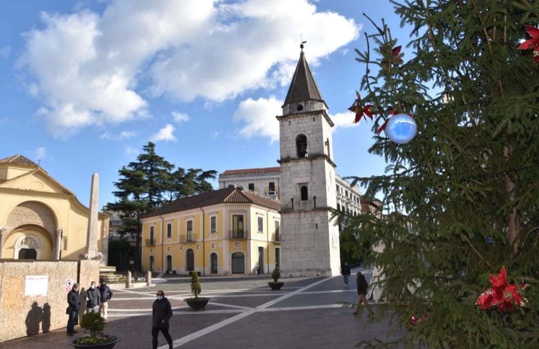 Gli alberi di Natale nelle città d’Italia con le decorazioni natalizie della Polizia di Stato: Benevento