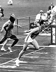 Livio Berruti delle Fiamme oro taglia il traguardo dei 200 metri alle Olimpiadi di Roma '60