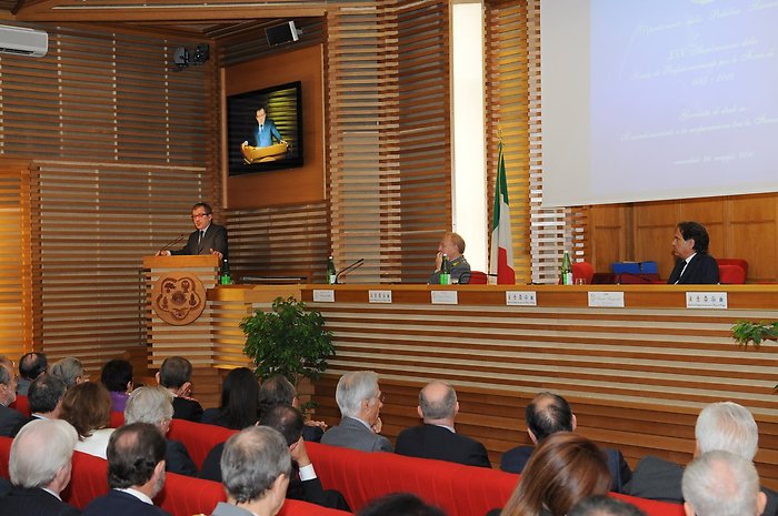 Il ministro dell'Interno Roberto Maroni e il capo della Polizia Antonio Manganelli durante la cerimonia