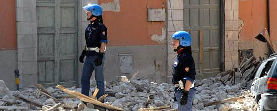 Poliziotti a L'Aquila dopo il terremoto