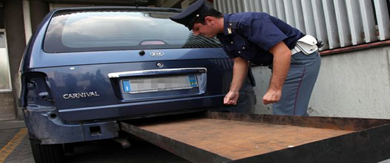 Agente di polizia osserva sottofondo in un'auto