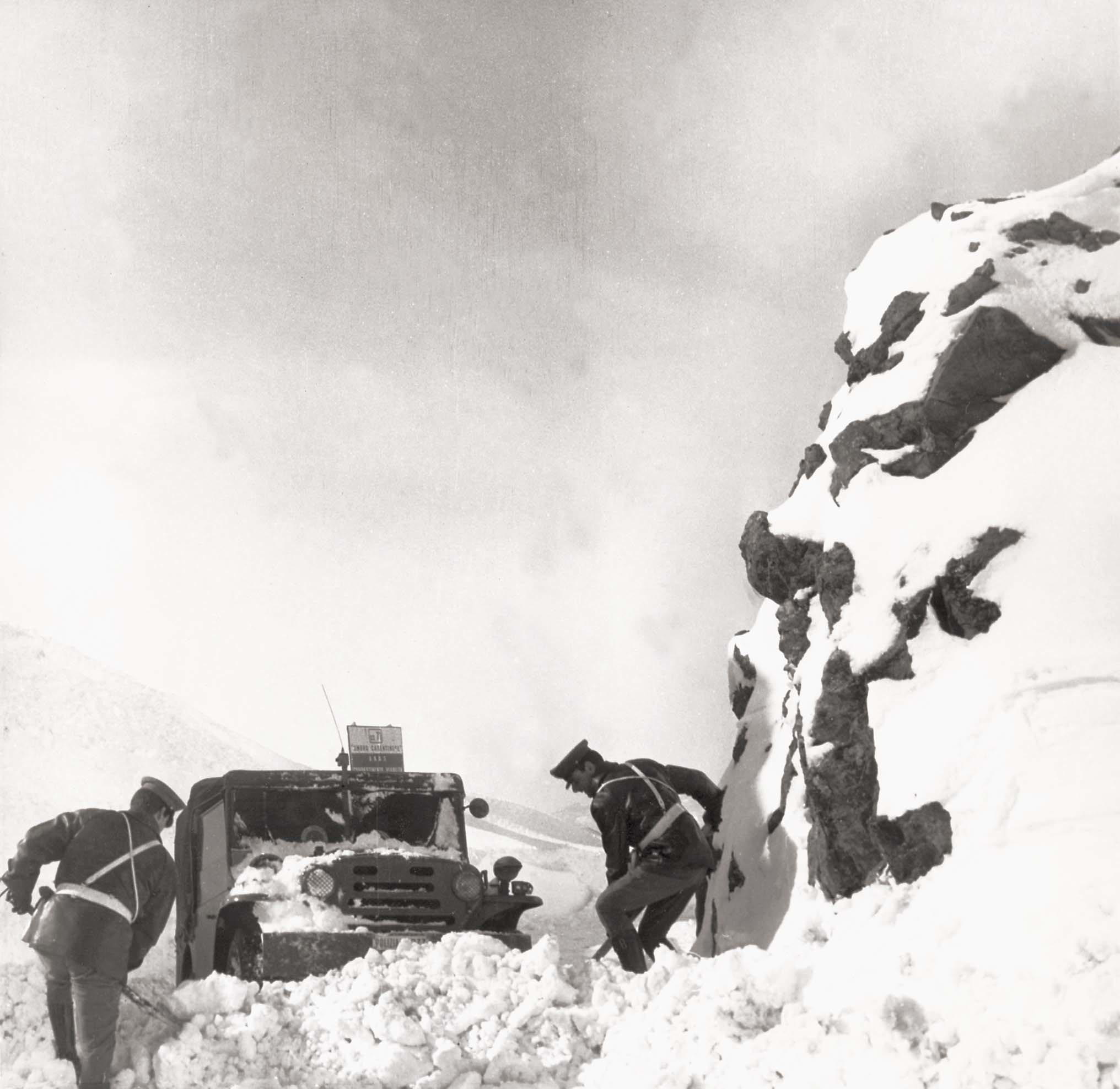 1970, operatori impegnati in servizio di assistenza alla popolazione a seguito di abbondante nevicata