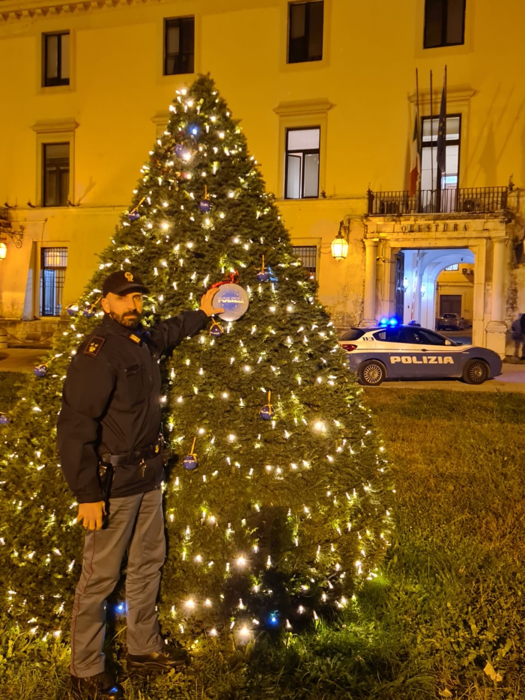 Gli alberi di Natale nelle città d’Italia con le decorazioni natalizie della Polizia di Stato: Caserta