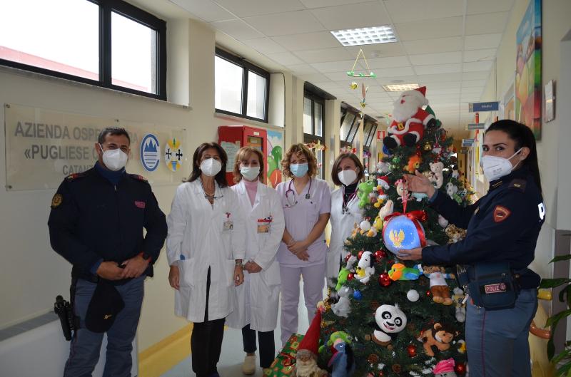 Gli alberi di Natale nelle città d’Italia con le decorazioni natalizie della Polizia di Stato: Catanzaro