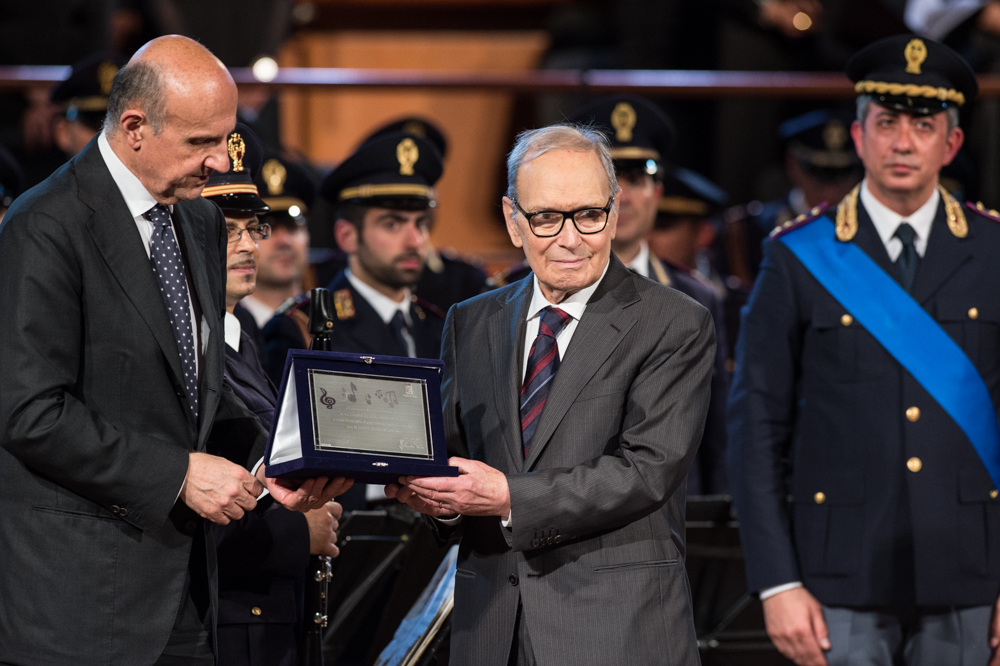 Il capo della Polizia Alessandro Pansa con il maestro Ennio Morricone sul palco del concerto "Esserci sempre".