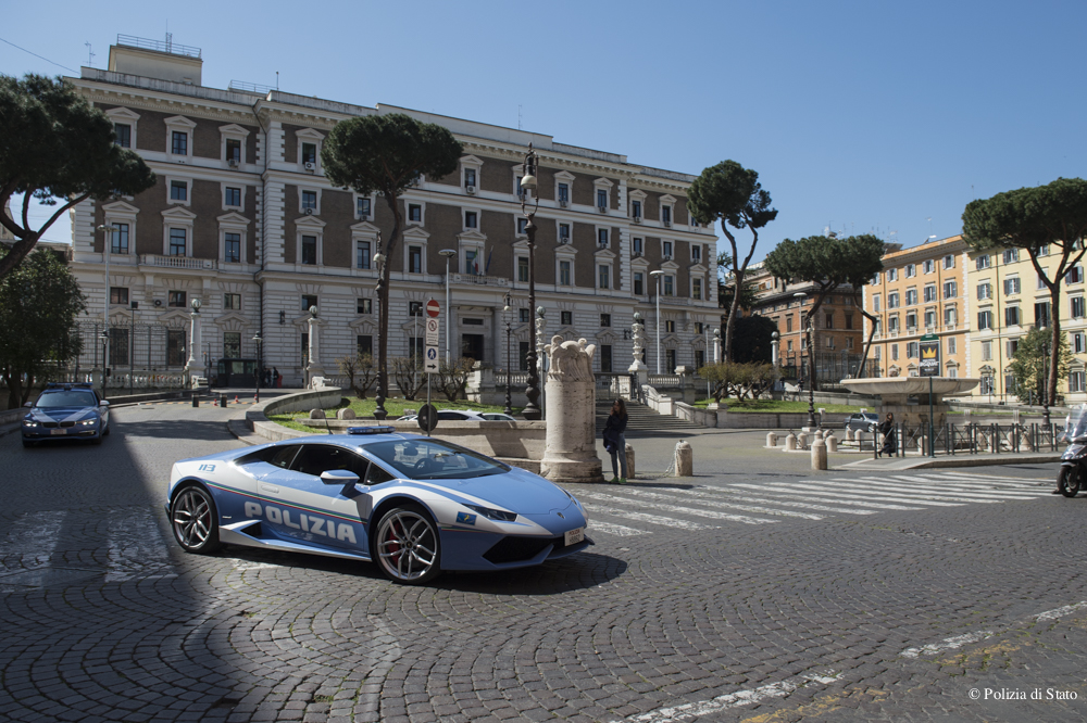 La consegna della Lamborghini Huracan al Ministro dell'Interno Marco Minniti ed al capo della Polizia Franco Gabrielli