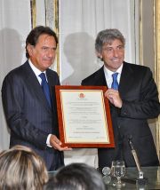 la consegna della cittadinanza onoraria a Antonio Manganelli da parte del sindaco di Palermo