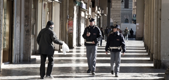 Poliziotti di pattuglia nel quartiere Esquilino di Roma