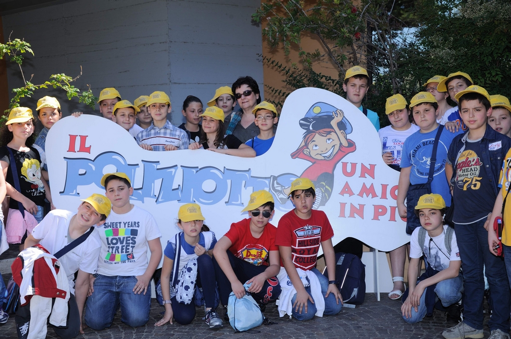 Un gruppo di studenti intorno al logo della manifestazione