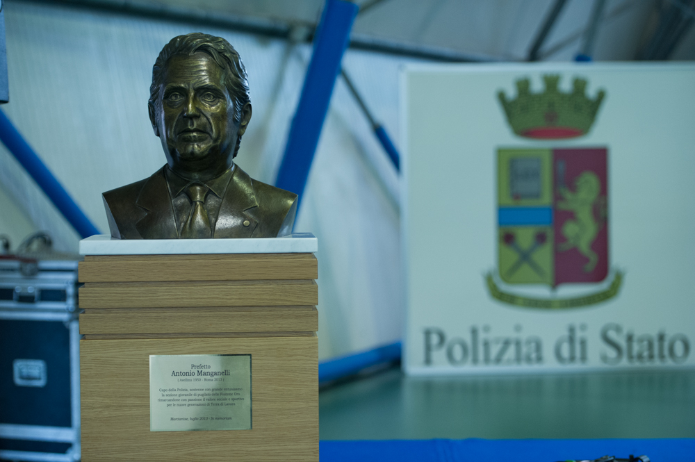 Il busto di bronzo in memoria del prefetto Antonio Manganelli