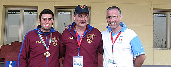 Il campione del mondo Erminio Frasca con il presidente delle Fiamme oro Francesco Montini e il tecnico Pierluigi Pescosolido