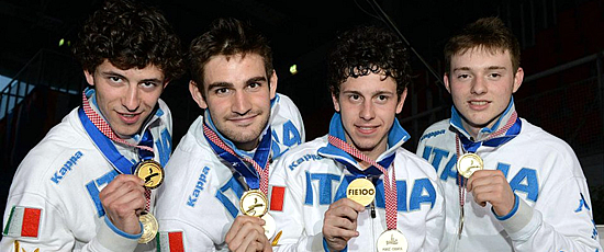 Edoardo Luperi con la squadra di fioretto campione del mondo giovani