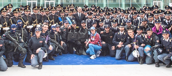 Il capo della Polizia Alessandro Pansa insieme ai poliziotti
