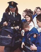 poliziotta con un gruppo di scolari