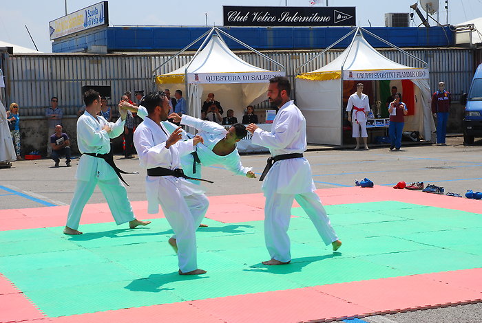 Gli atleti delle Fiamme oro karate durante la loro esibizione