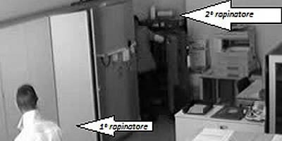 Un fotogramma del video ripreso dalle telecamere di sicurezza durante la rapina