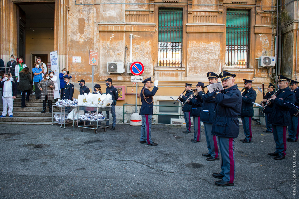 La Polizia con i bambini vaccinati al Policlinico Umberto I di Roma