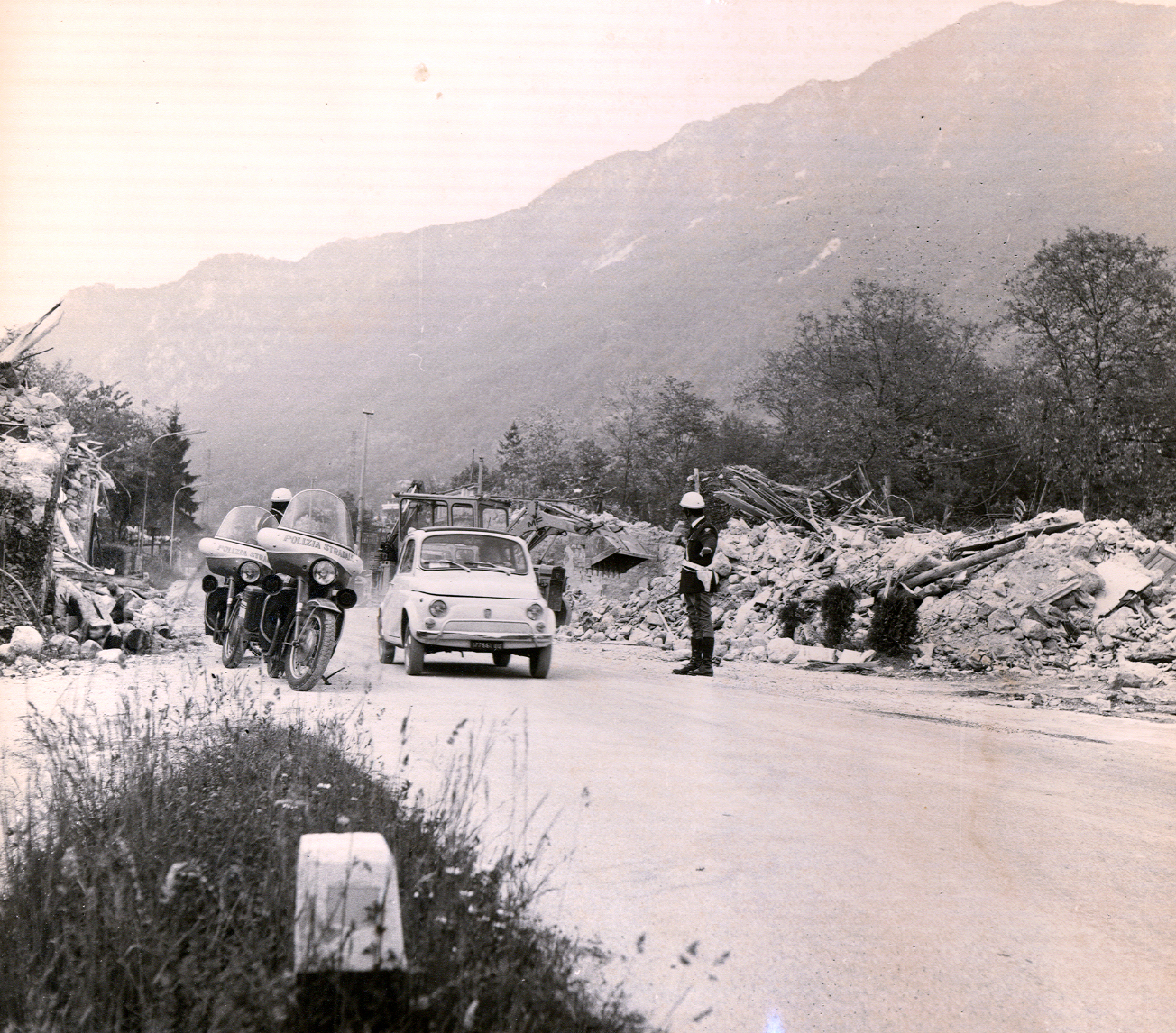 1976, pattuglia moto montata della Polizia stradale impegnata in servizio di viabilità in occasione del terremoto del Friuli
