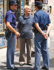 Anziano che parla con due poliziotti di quartiere