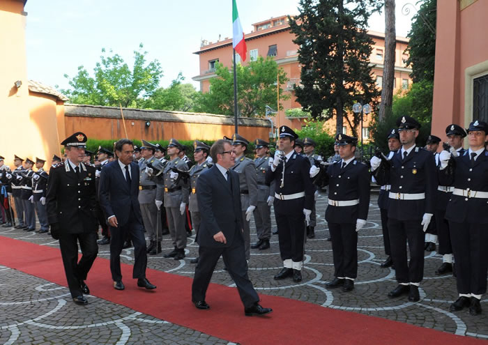 Il ministro dell'Interno Roberto Maroni e il capo della Polizia Antonio Manganelli ricevuti dal picchetto d'onore durante la cerimonia