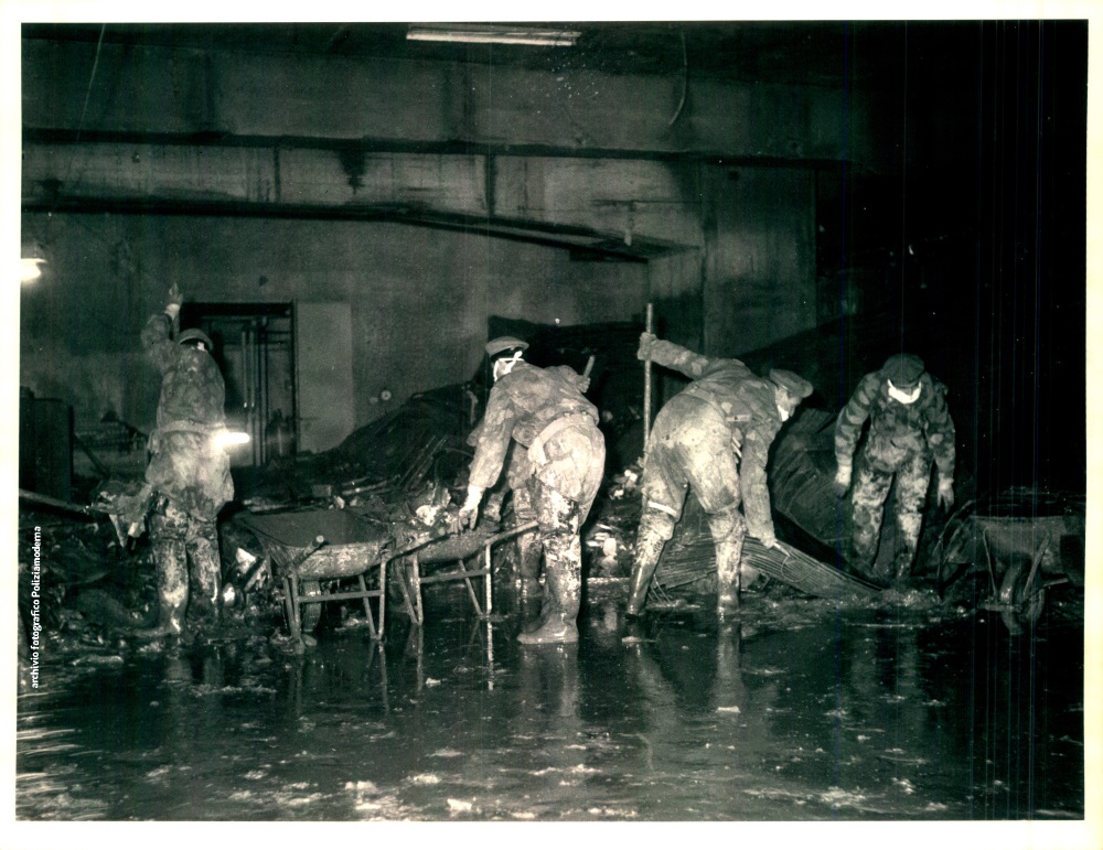 Le operazioni di soccorso durante l’alluvione di Firenze nel novembre 1966
