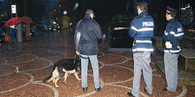 Agenti di polizia durante un controllo