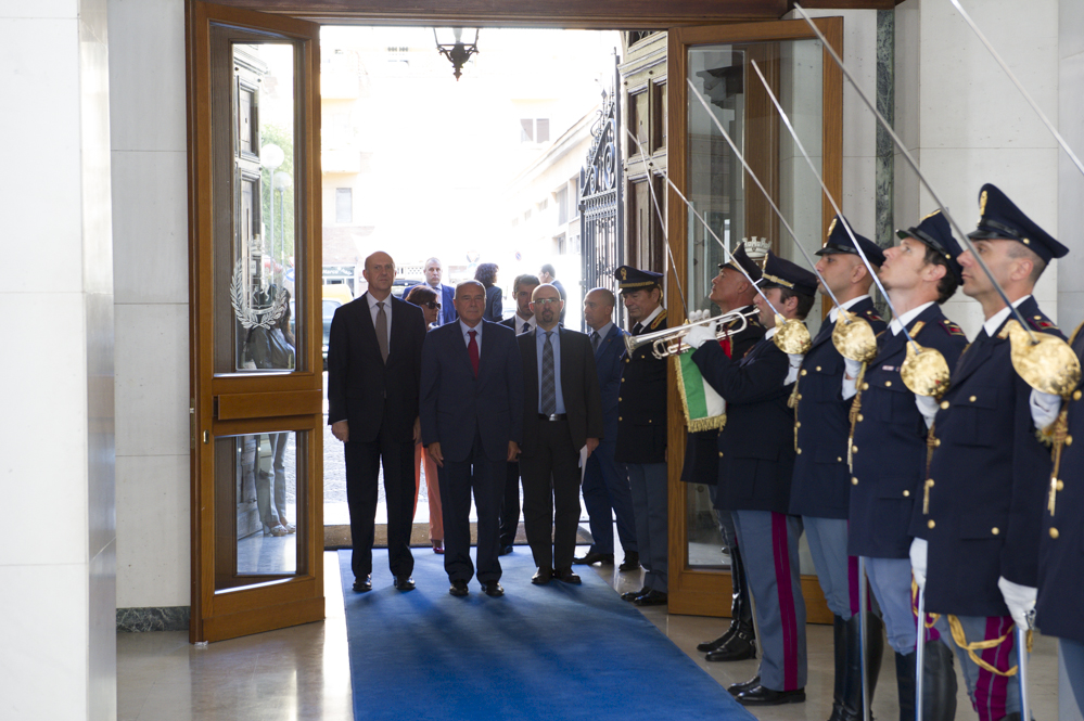 La cerimonia di intitolazione di due aule ai caduti Antonino Cassarà e Giovanni Liguori. L'arrivo delle autorità.