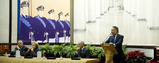 Il capo della Polizia, Antonio Manganelli, durante un discorso