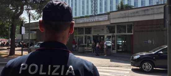 Agente delle volanti davanti all'ospedale civile di Verona