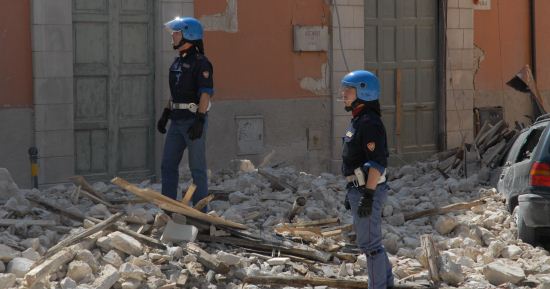 poliziotti durante il terremoto dell'aquila