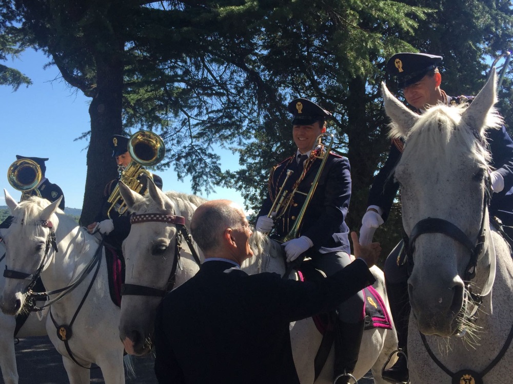 Il capo della Polizia Franco Gabrielli saluta i poliziotti della Fanfara a cavallo