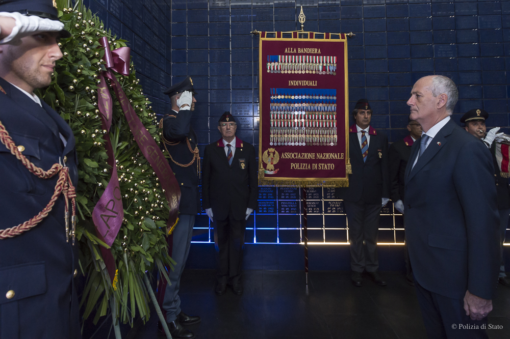 Il capo della Polizia Franco Gabrielli rende omaggio ai caduti della Polizia al Sacrario della Scuola superiore di Polizia