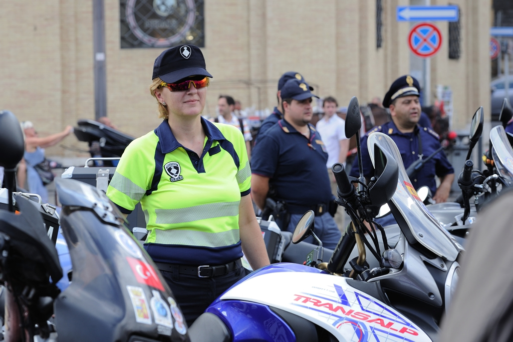 In primo piano una poliziotta straniera appartenente a MotoForPeace