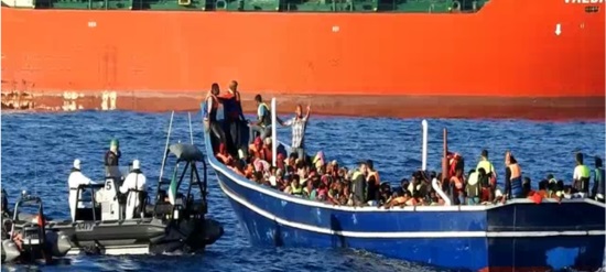 Il soccorso alla barca di migranti