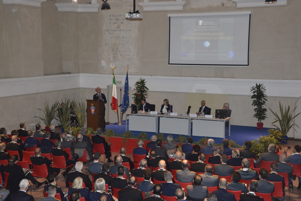 La conferenza regionale sulla cooperazione internazionale di polizia nella sala ex cavallerizza del castello di Moncalieri a Torino