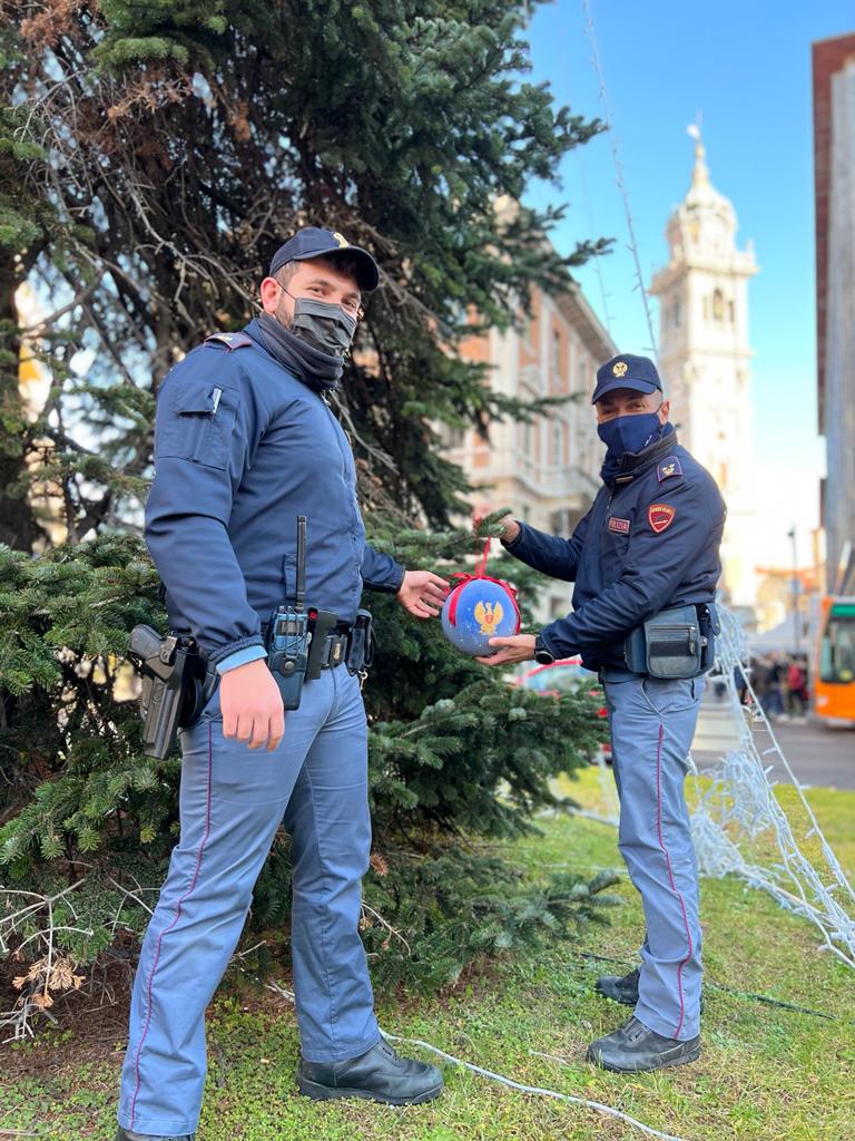Gli alberi di Natale nelle città d’Italia con le decorazioni natalizie della Polizia di Stato: Varese